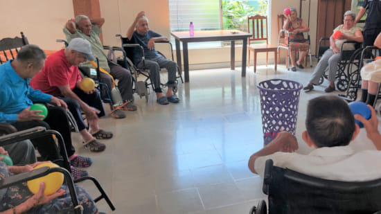 abuelos jugando